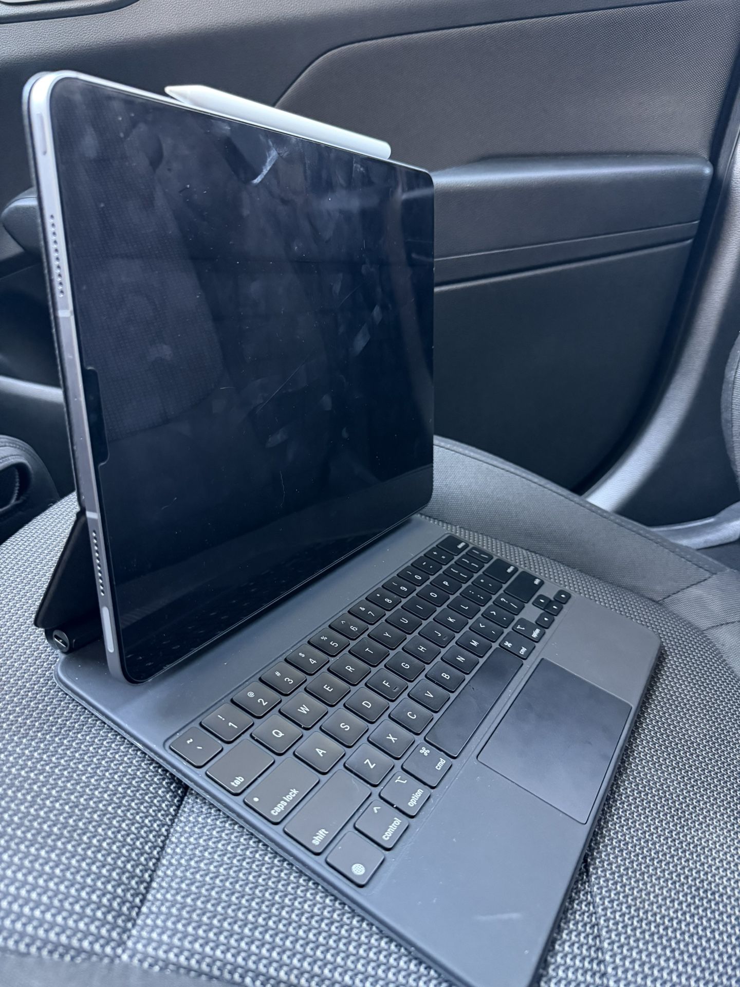 iPad 12.9 M2 WiFi + Cellular. With Apple Pen, Apple Keyboard And Apple Care +
