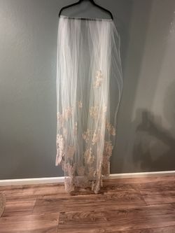 NWT Oleg Cassini Cathedral Veil With Rosegold Lace 
