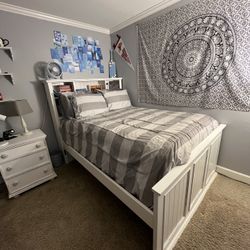 Charming Full Bedroom Set w/ Bed, Dresser, Mirror, Mattress