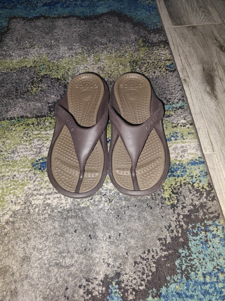 Brown unisex Crocs Thong Sandals 5M/7W