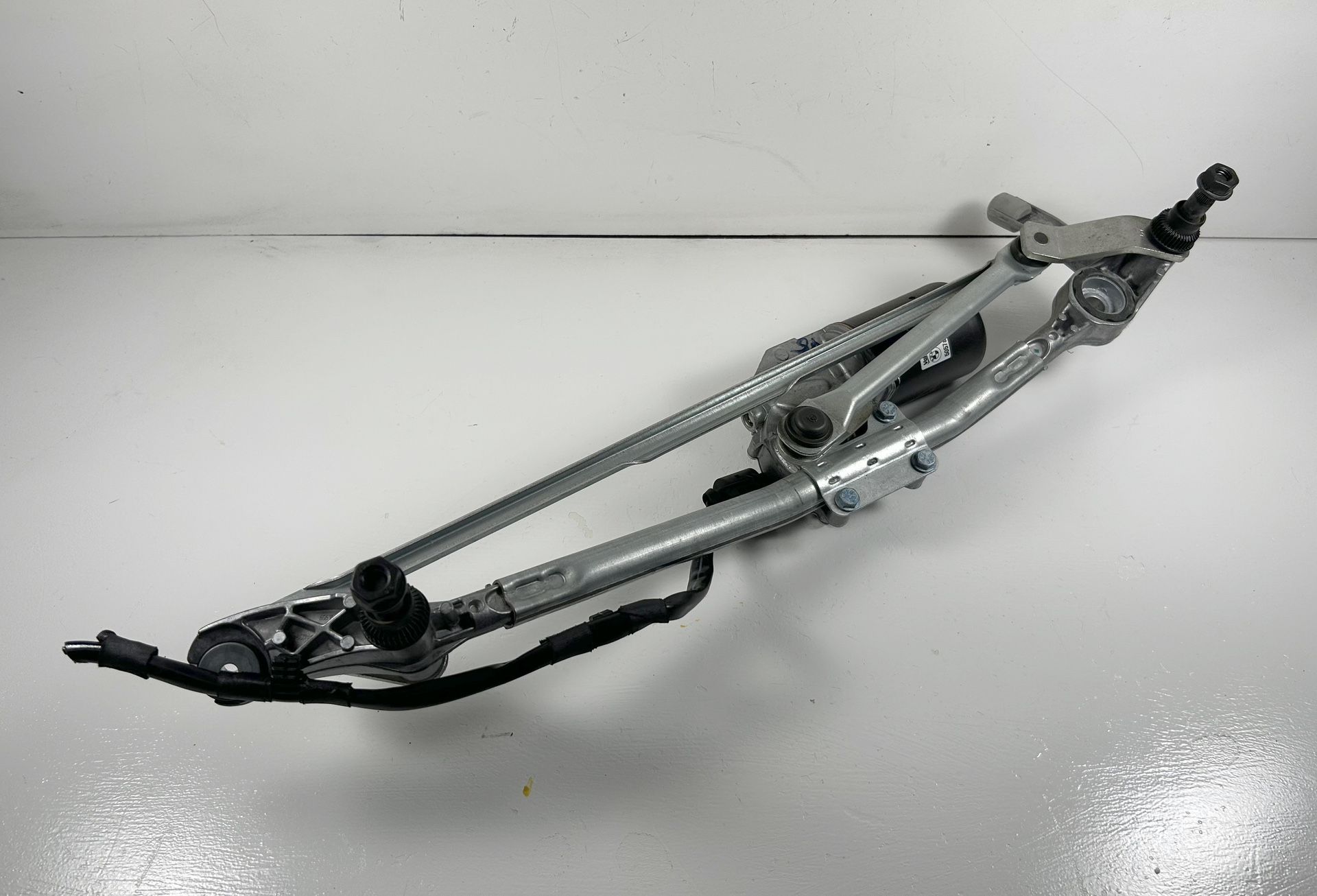 BMW 335i 328i FRONT WINDSHIELD WIPER MOTOR