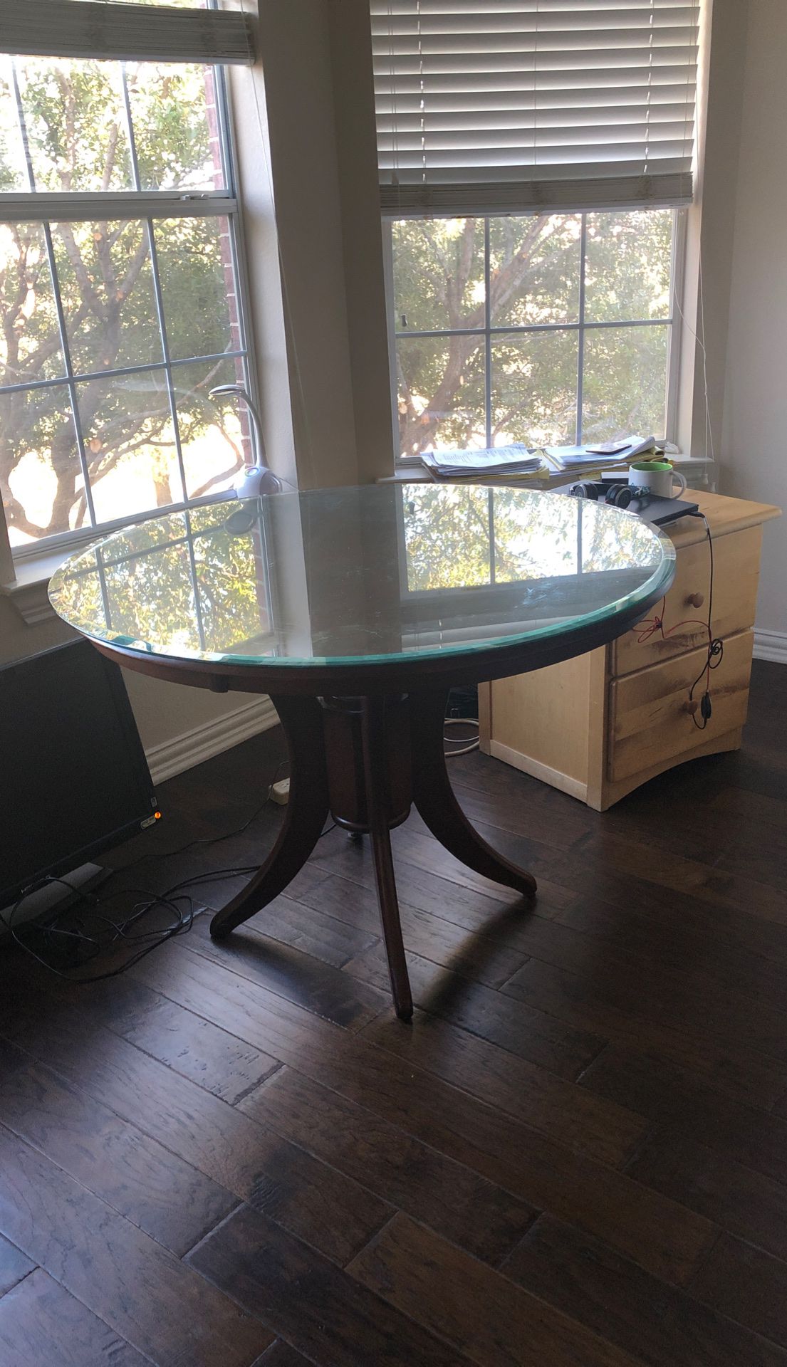 Breakfast table covered with glass. Very good condition. With 3 free chairs.