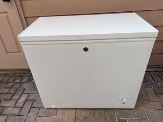 GE 7 cu. Ft. Manual Defrost Cheat Freezer