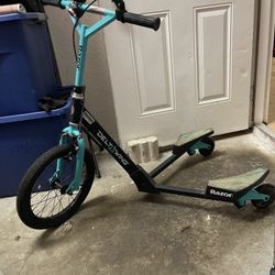 RAZOR  SCOOTER 3-Wheel Drifting Delta Wing - Teal