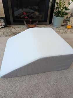 Bedluxe leg pillow