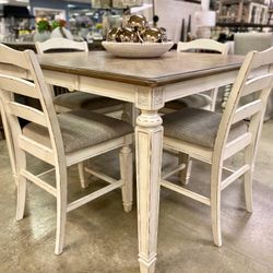 Realyn Chipped White Counter Height Set (Dining table and Chairs