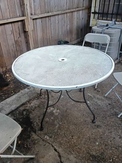 vendo una mesa de patio en muy buenas condiciones