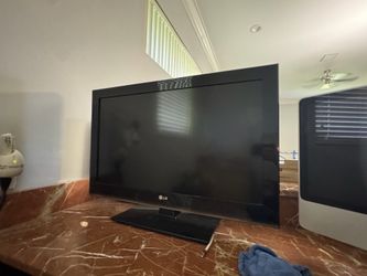 32 inch Stand up LG TV