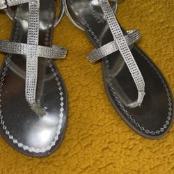 Report flat sandal, size 9, color silver