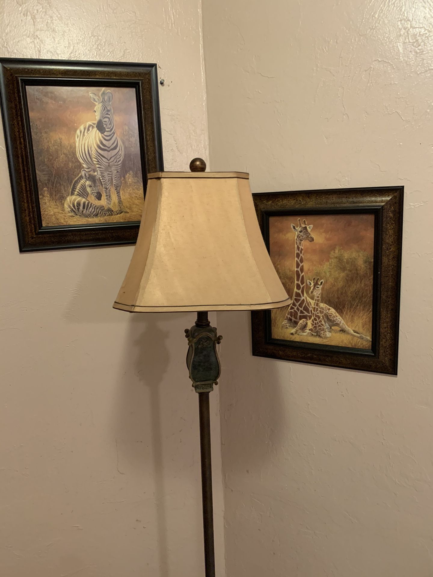 Safari Pics Decor With The Lamp Too