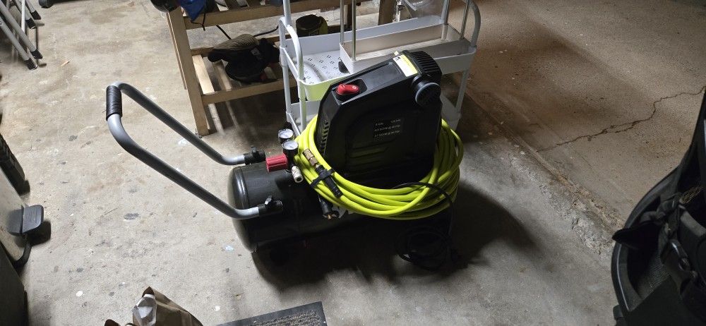 Husky Hot Dog Air Compressor 135 Psi