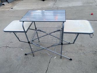 Folding picnic table