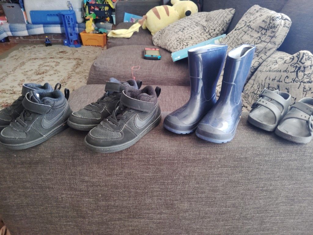 $10 Bag Of Kids Shoes 