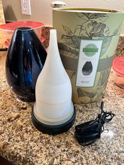 Scentsy reflect Blue shade w/ rear drop diffuser