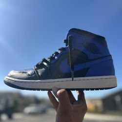 Air Jordan 1 Mid “Hyper Royal”