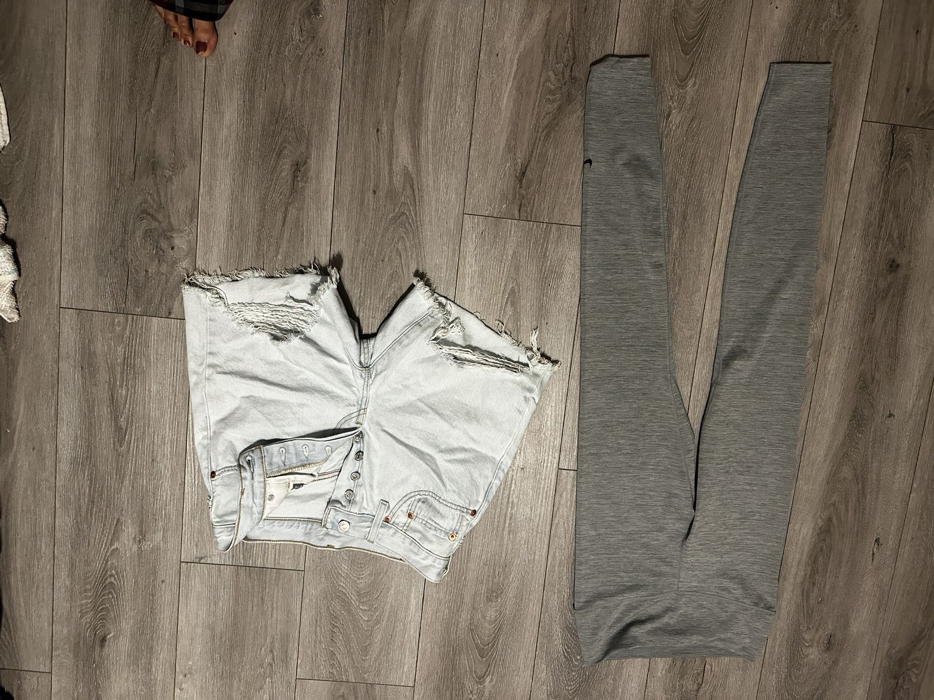 Levi’s Shorts Nike Leggings 