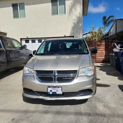 2013 dodge caravan/ clean title/ low miles/ 50k miles