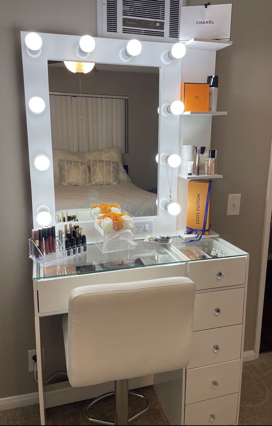 Brand New Glamorous Hollywood Makeup Vanity Desk With Drawers for Sale in  Chula Vista, CA - OfferUp