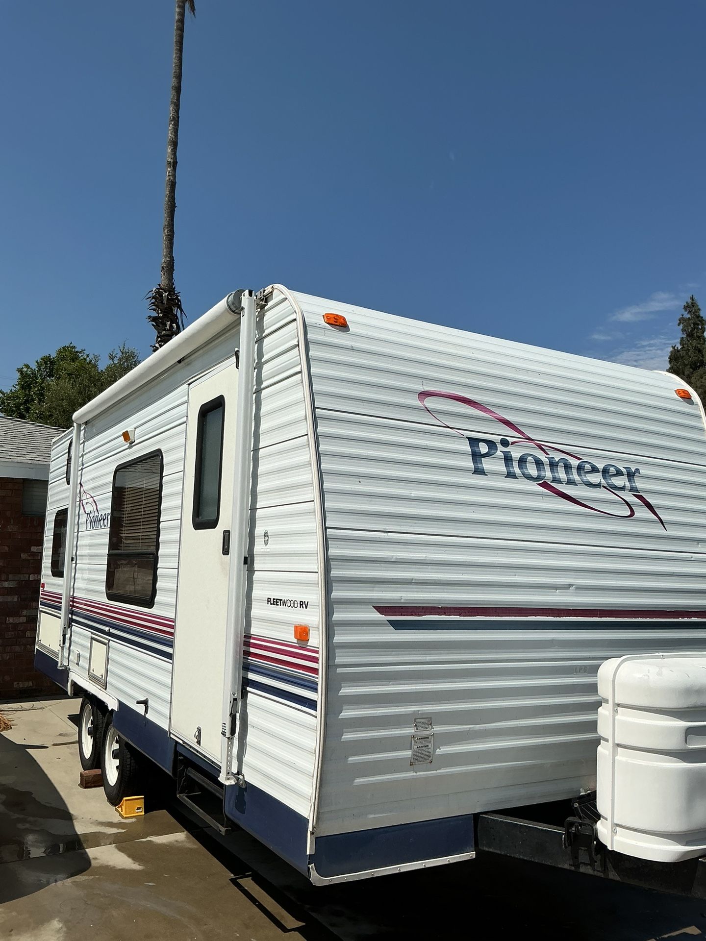 2004 Pioneer Travel trailer