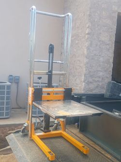 Global Industrial™ Manual Lift Stacker, 59" Lift, 880 Lb. Capacity