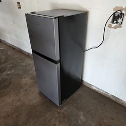 Midea Mini fridge