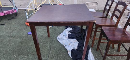 High square table w 3 chairs