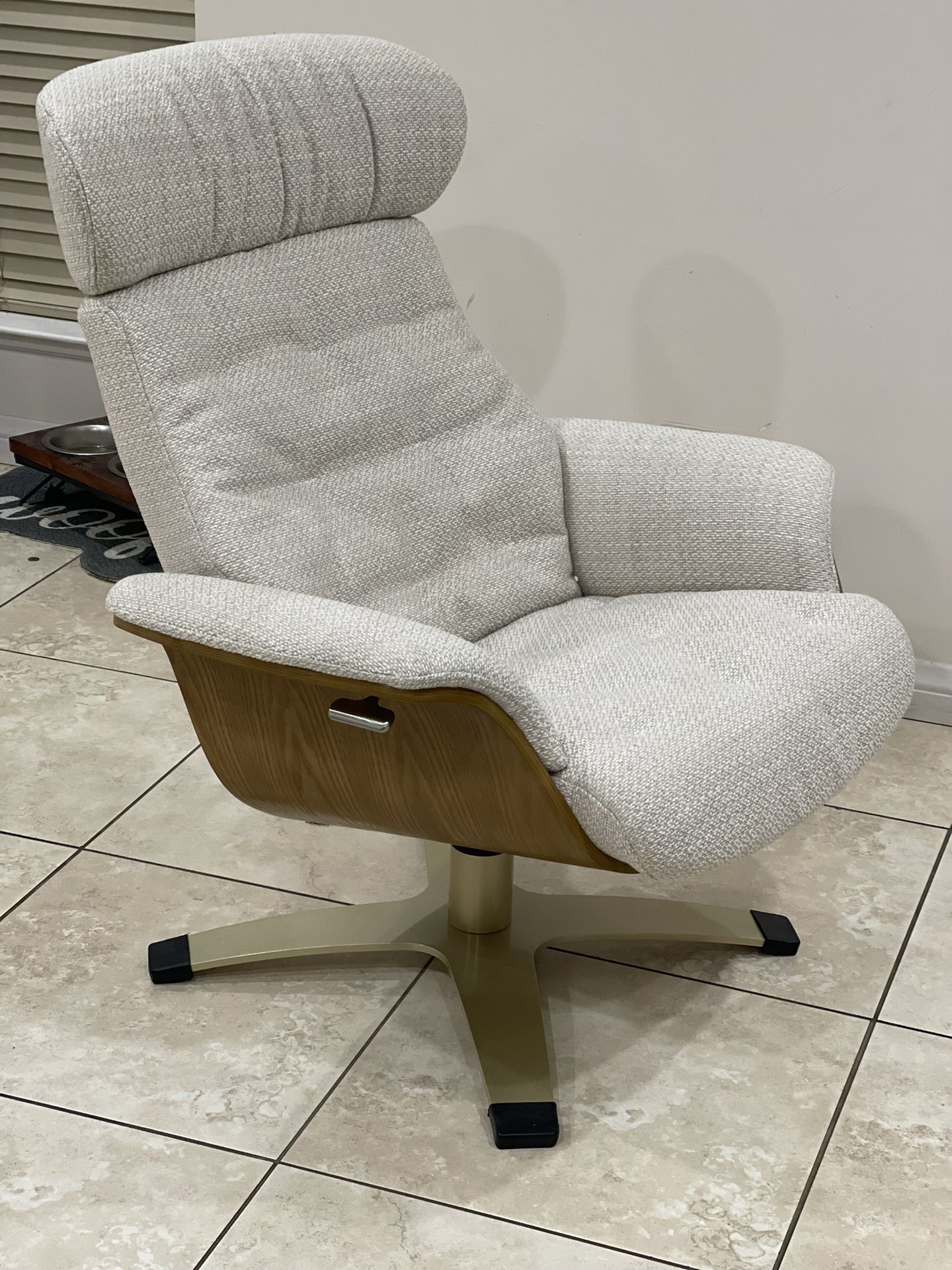 Brand New Mid Century Style Recliner Swivel Lounge Chair, Retails For Over $720