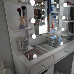 vanity for makeup 