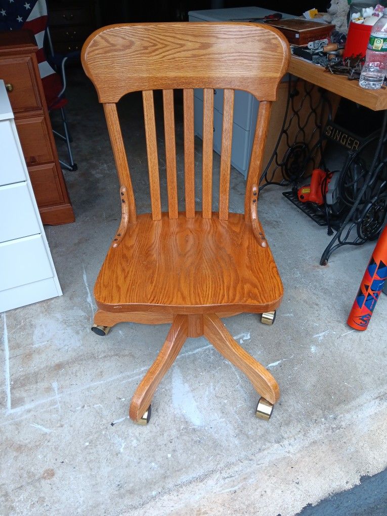 Like New Solid Oak Rolling Chair