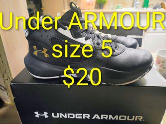 Under ARMOUR tennis shoes