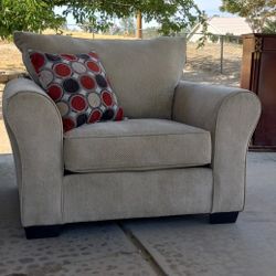 New Sofa Chair.  /  Sillón Individual,  Nuevo.