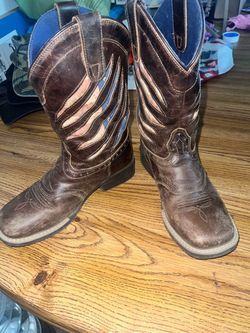 Boys size 4 Cody James Boots