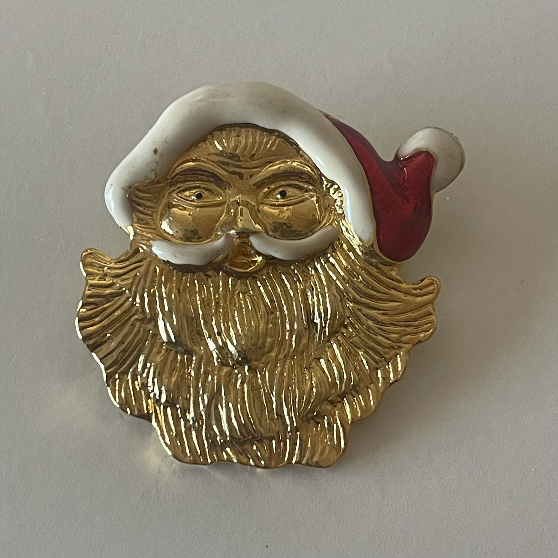 AAI, VTG Women's Gold, Red, &White Christmas Santa Face brooch Pin, Size 1 3/4"