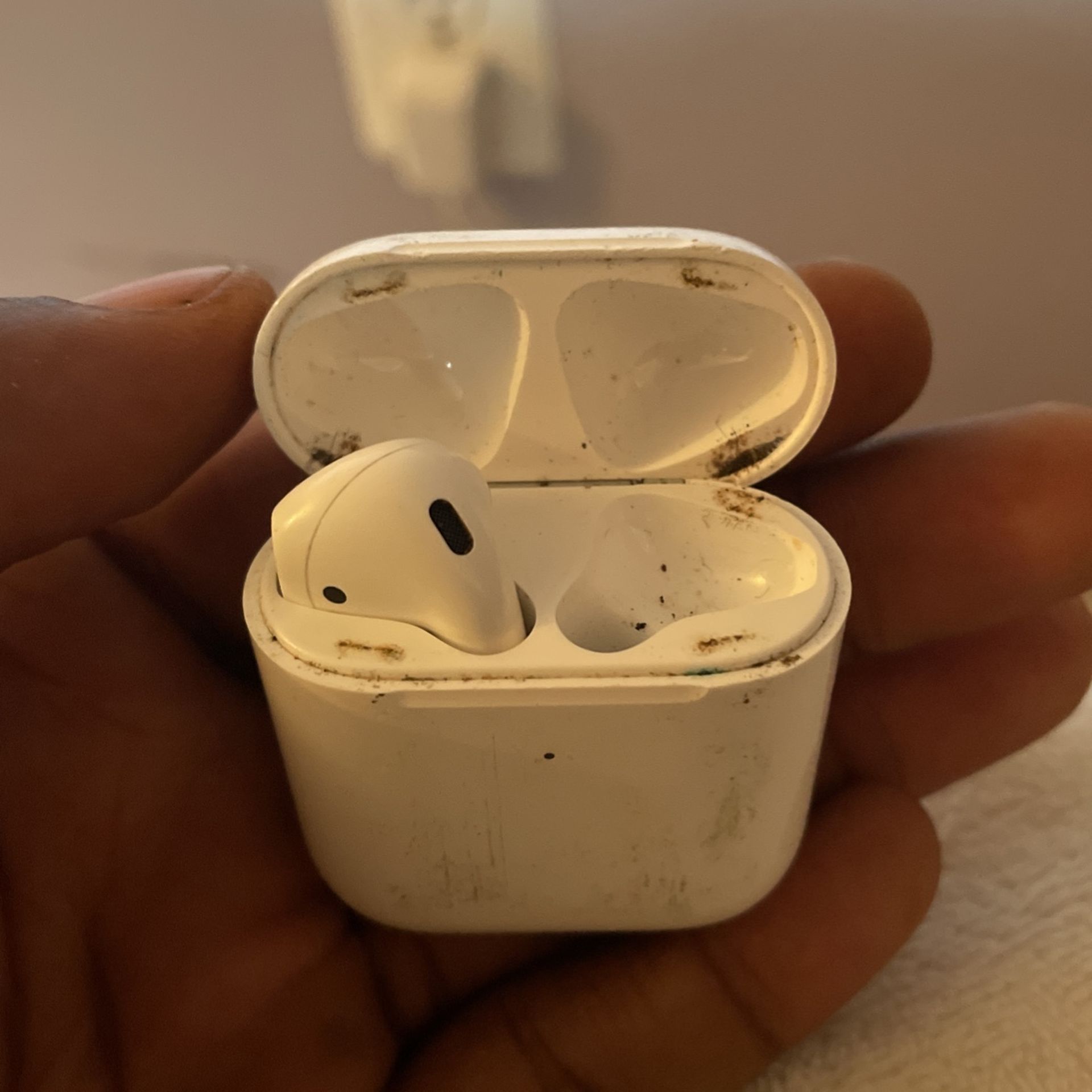 Airpod case W/ LEFT AIRPOD ONLY