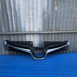 2018 2019 2020 Toyota Sienna L / LE Front Bumper Grille OEM (ORIGINAL)