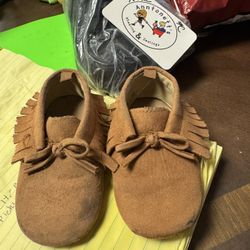 12-18mo Brown Leather Mocassins Need To Be Laundered. I Use Tide So I'll Let Whom ever Buys Them Launder Them   