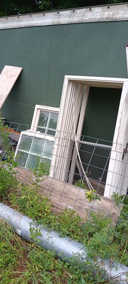 Double hung vinyl replacement windows