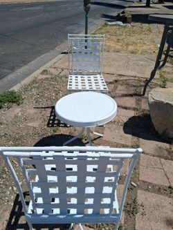 Mesa y sillas de metal para exterior