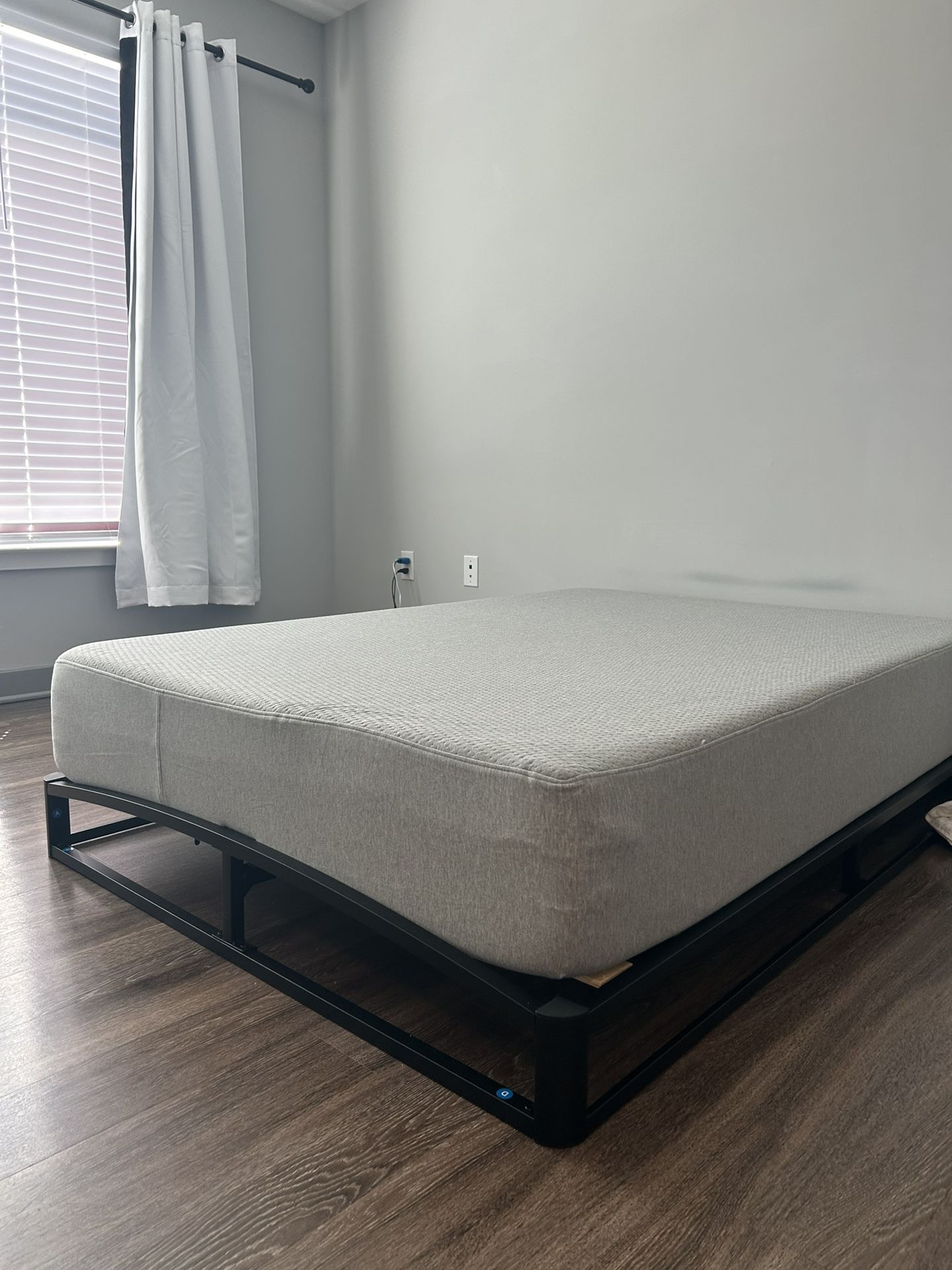 Casper memory foam Full Size Mattress and frame