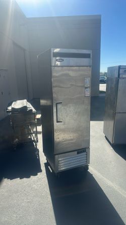 Comercial freezer. One door.