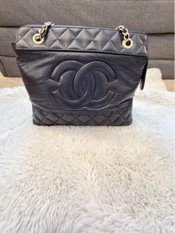 Quilted shoulder bag with C
