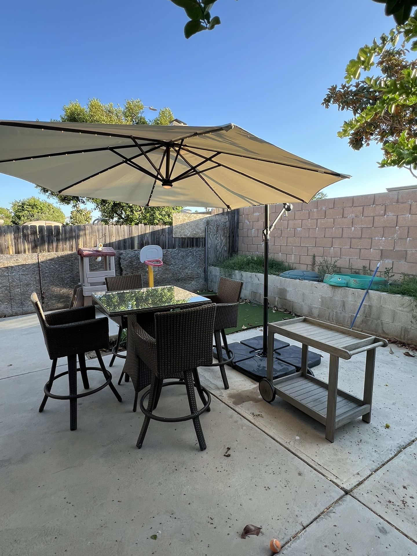 Mesa De Patio Con 4 Sillas Giratorias, 1 Sombrillas De Patio Con Luz Solar