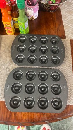 2 cupcake tray each for 12 cupcakes good cond $5.
