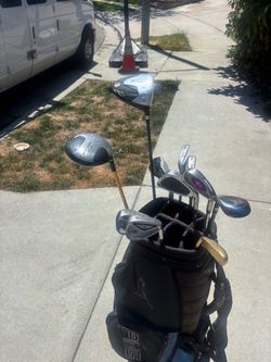 Golf Clubs right handed with pink golf bag