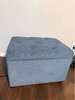 Ottomano cuadrado pequeño semi Nuevo con almacenamiento interno y una tapa de cierre suave por $60