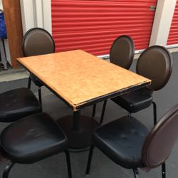 Great Condition 6 Chairs And A Table 30”x42”