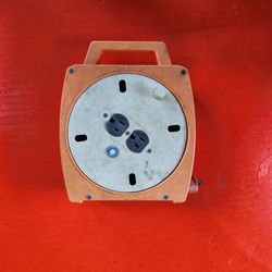 Retractable extension cord reel