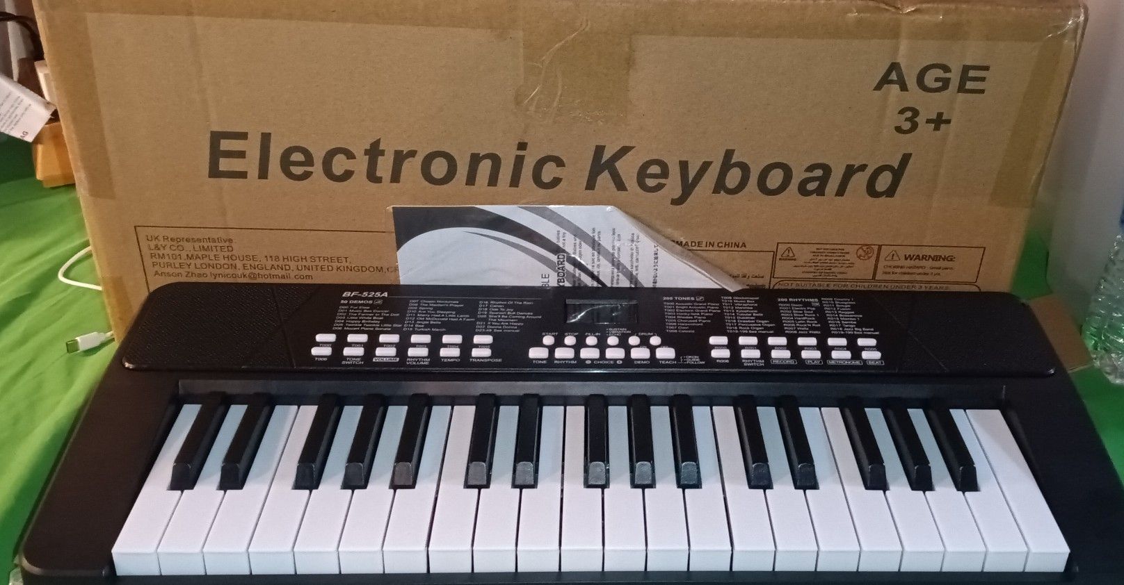 lightweight electronic keyboard designed for beginners