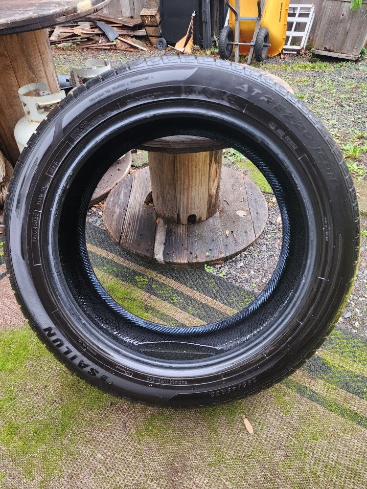 285/45R 22" Tires Like New off Denali Yukon