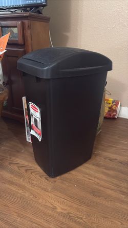 Tall Trash can with cover $3 bucks